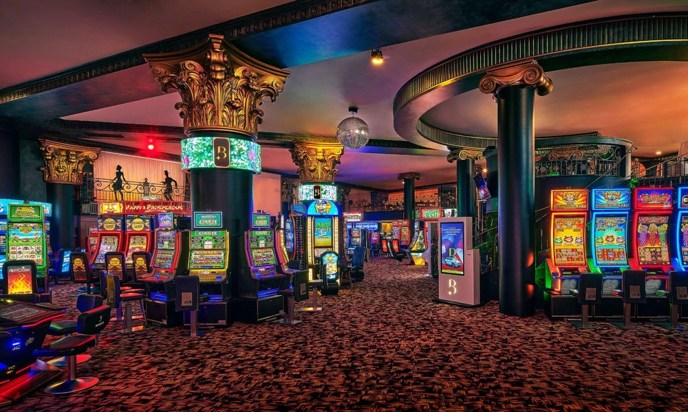 Why do online casino live dealers follow strict procedural standards?
