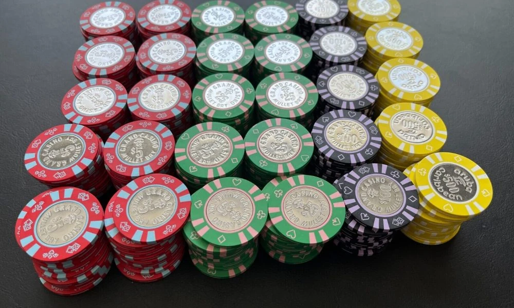 How does an online casino handle peak-period live table demand?
